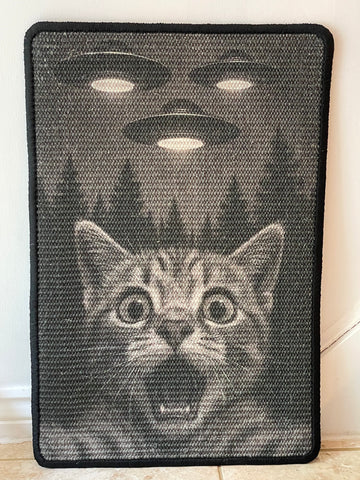 UFO Cat sisal scratching mat – shocked tabby cat and flying saucers, 60×40 cm