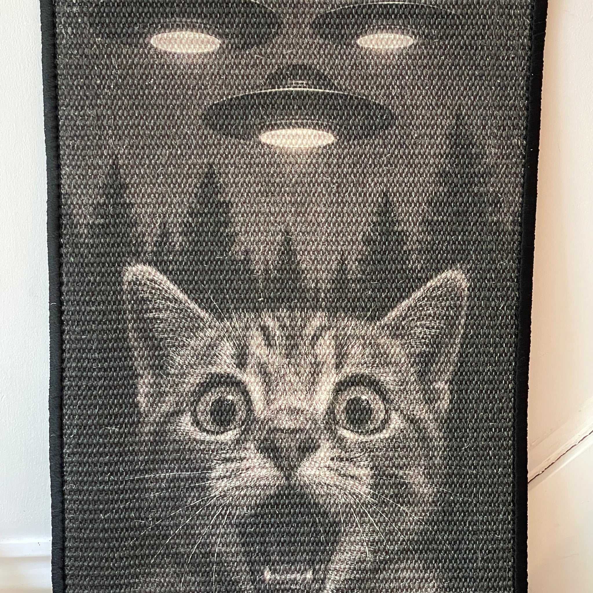 UFO Cat sisal scratching mat – shocked tabby cat and flying saucers, 60×40 cm