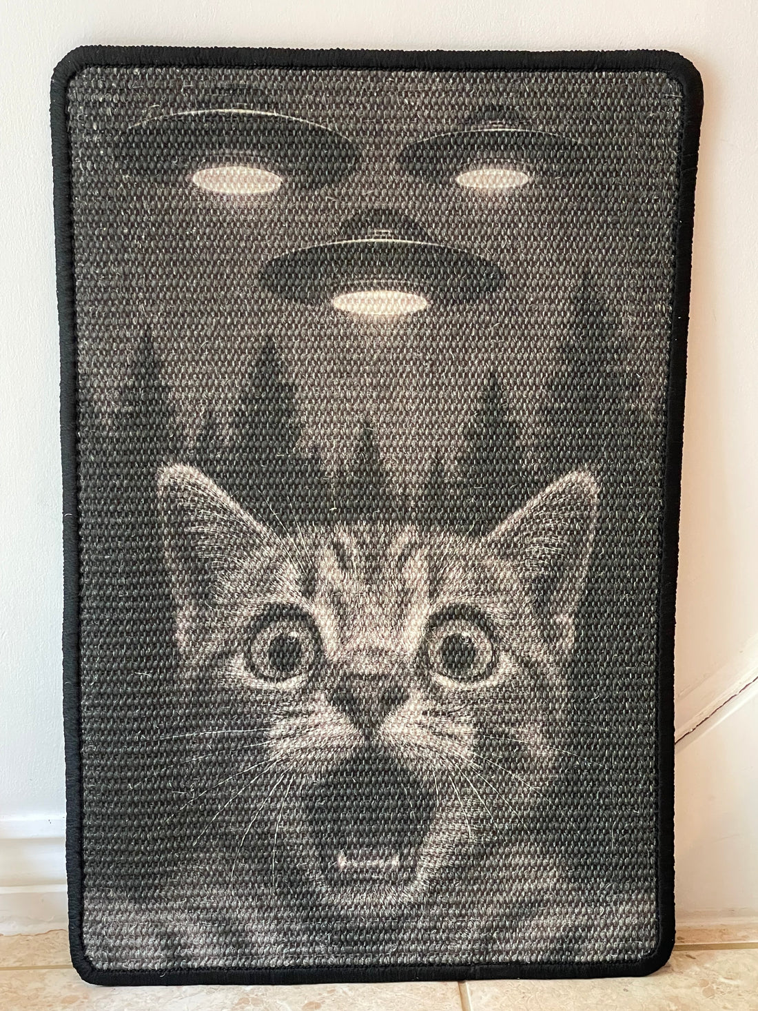 UFO Cat sisal scratching mat – shocked tabby cat and flying saucers, 60×40 cm